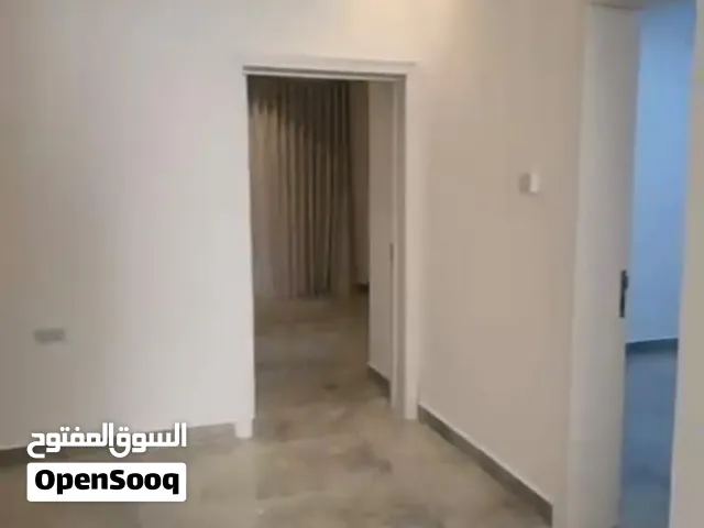 للإيجار شقة فاخرة في ابو ظبي مدينة الرياض من المالك مباشر تتكون الشقة من 2 غرف نوم وحدا من الغرف ما