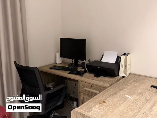 كمبيوتر مع مكتب للبيع