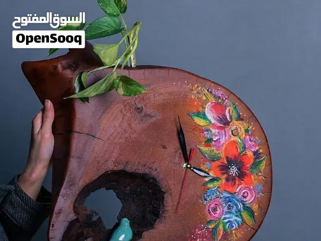 ساعة خشبية يدوية الصنع فريدة