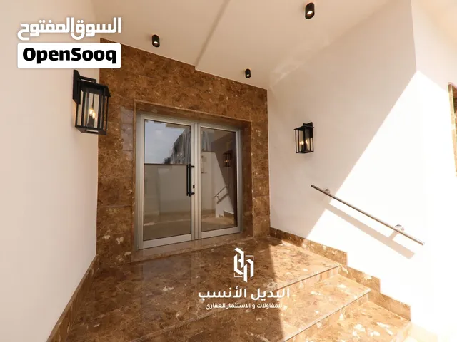 منزل حديث من شقتين للإيجار .