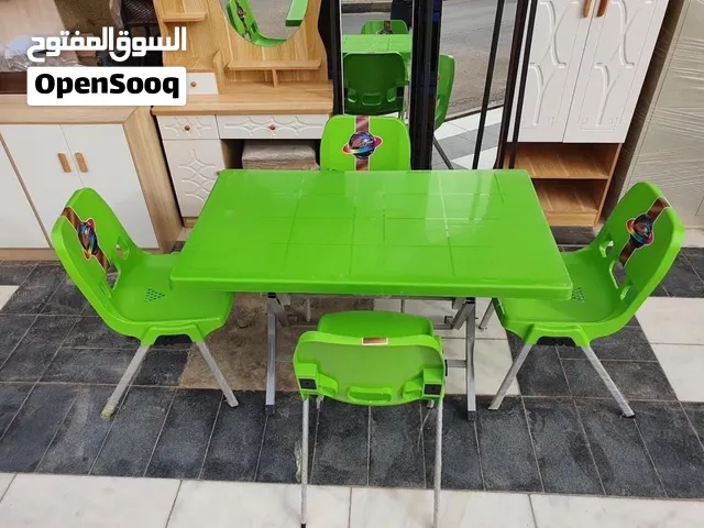 طاولة طعام خضراء مع 4 كراسي، طقم أنيق وعملي للبيت والحضانة والروضة السعر ( 80 الف ) وبي مجال هم ينزل