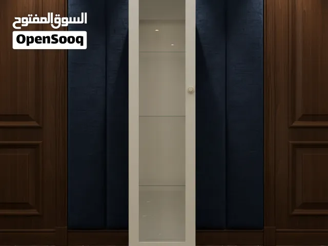 خزانة عطور  زجاجية عمودية باللون الأبيض الأنيق - باسعارالتصفية الشاملة