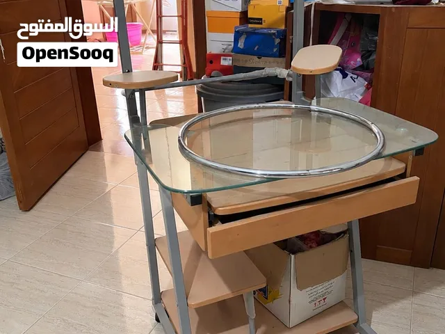 طاولة مكتبية للكمبيوتر