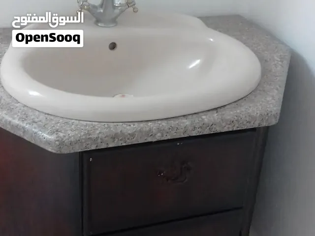 مغسلة مع سطح رخام وخزانة خشبية للبيع