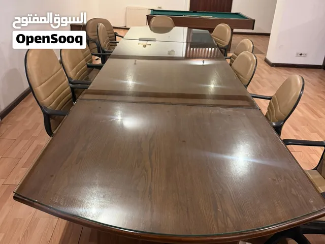 طاولة احتماعات كبيرة