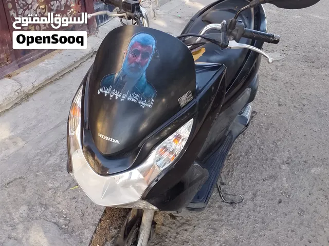 دراجه Pcx قبل 3 اشهر نزلت من رمبه مكفوله ونضيفها نقصها بلوصف