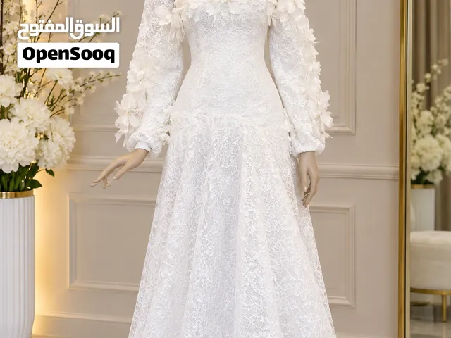 لتكوني الأجمل في ليلتك المميزة، نقدم لكِ فستان خطوبة أبيض بتصميم راقي وخامة عالية الجودة تمنحك إطلال