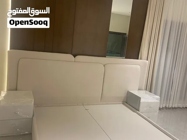 سرير مودرن وملحقاته