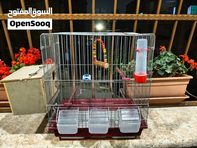 قفص طيور للبيع بحالة ممتازة مع الملحقات وعش خشب