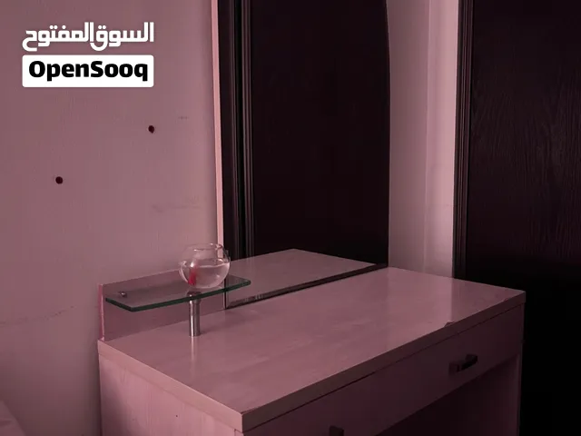 تسريحة مكياج أنيقة للبيع (vanity)