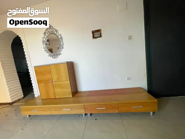 طاولة تلفزيون ومكتبة