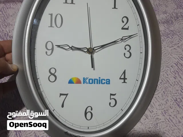 ساعة حائط تعمل بكفاءة