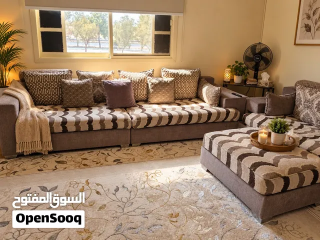 طقم كنب مع طاولة بحالة جيدة