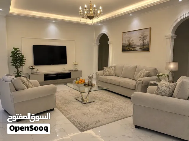 كنب فيه اثنين صغار واحد وسط وواحد طويل