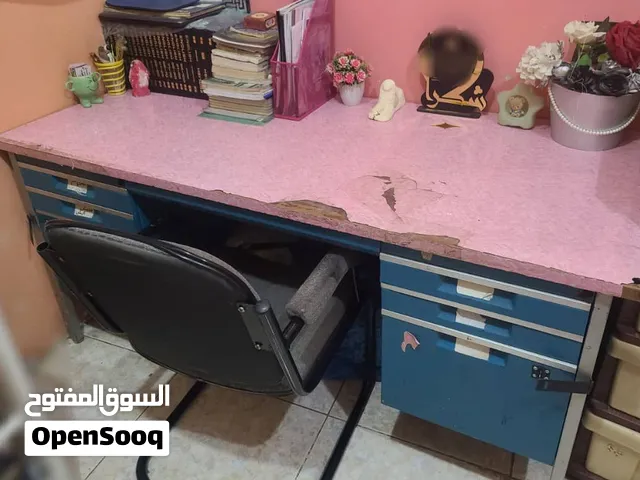 مكتب ولا فيه اي عيب غير فوق المكتب الفرميكا مبعوده شويه المكتب مع الكرسي 35000