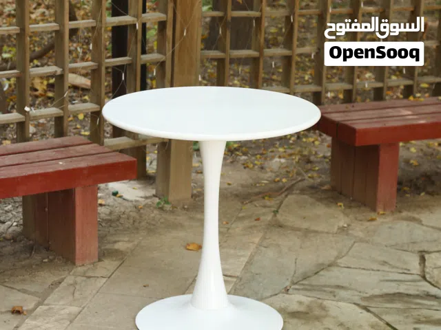 طاولة دائري عصرية من المعدن المقاوم لأشعة الشمس،مناسبة للمنزل وللحديقة عملية جدا،خدمة التوصيل متوفرة