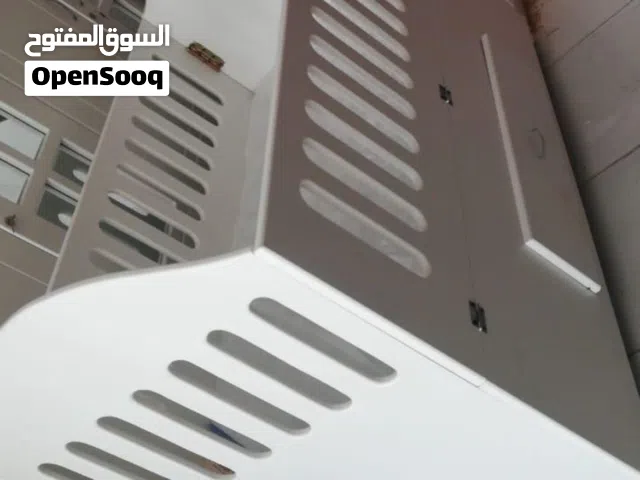 سرير طفل مع الكبت أدرج