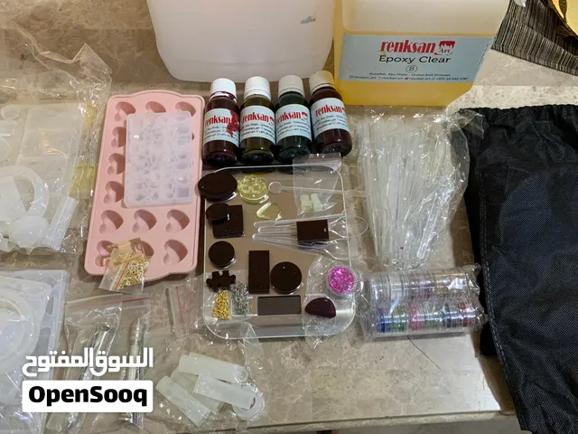 Epoxy resin kit with hardener and mixing accessories + With the color range