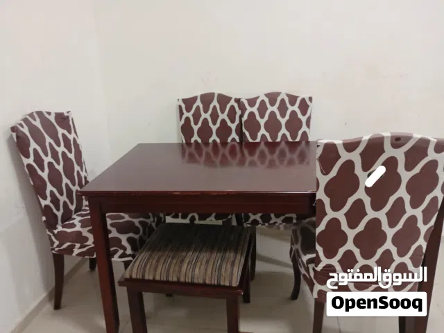 كنب. و طاولة طعام
