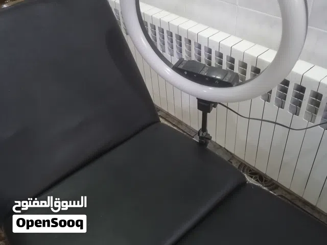 سرير لتركيب الرموش أو تنظيف البشره مع إضاءه بحاله ممتازه قابل للطوي على شكل شنتة متنقله