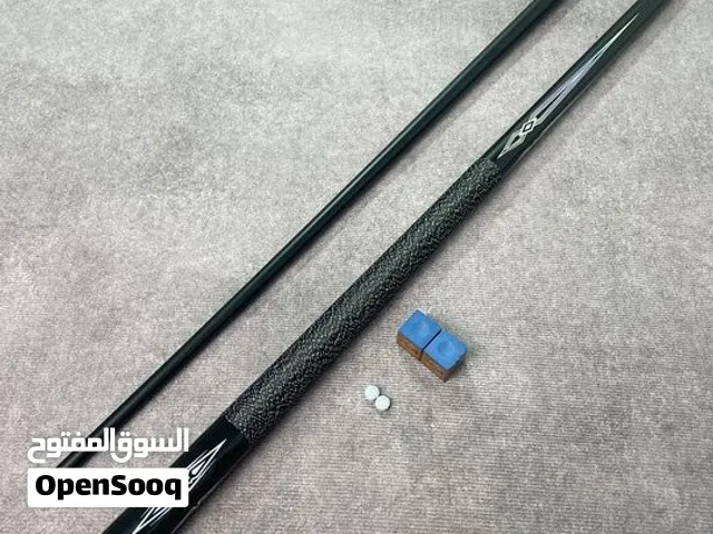 عصا بلياردو (كيوب) قطعتين مصنوعة من الجرافيت وألياف الكربون (Graphite / Carbon Fiber)، وتأتي مع حقيب