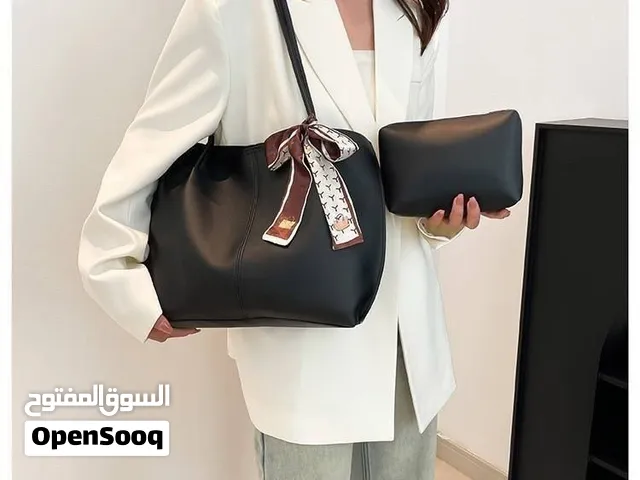 حقيبة جلد سوداء بتصميم عصري وأنيق، واسعة وعملية جداً تتسع للمستلزمات اليومية،