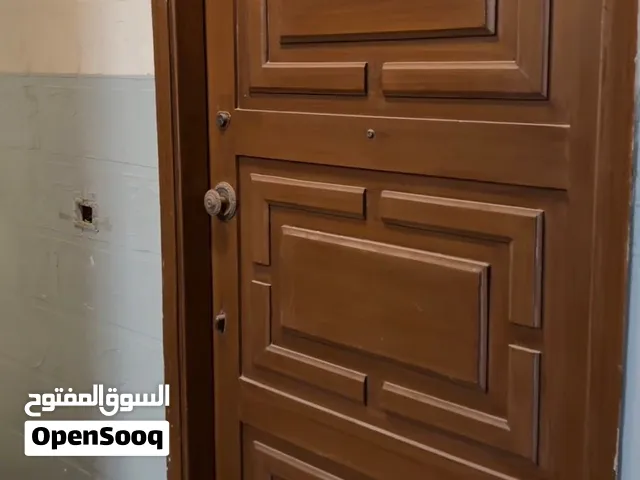 شقه للإيجار حاره حريك الخط العام مقابل المدرسه الرسميه  4 غرف  حمامين  شرفتين  مصعد24 كهرباء