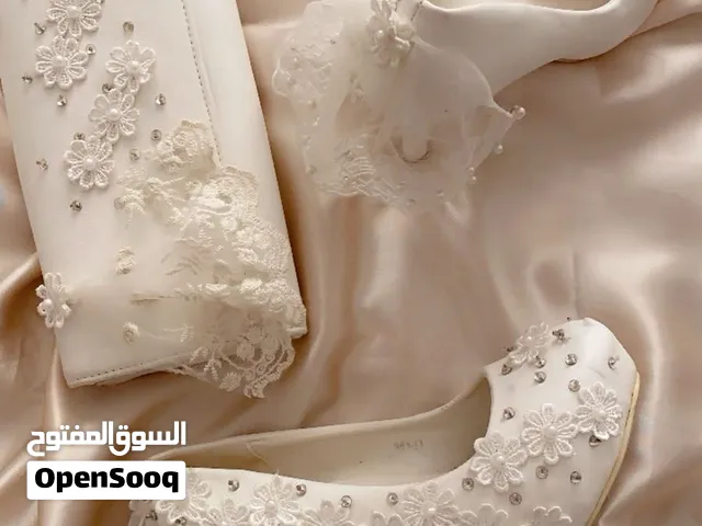 طقم عرايسي حذاء وشنته بسعر الحرق عشر دنانير فقط غير شامل التوصيل موجود بزرقاء للحجز والاستفسار