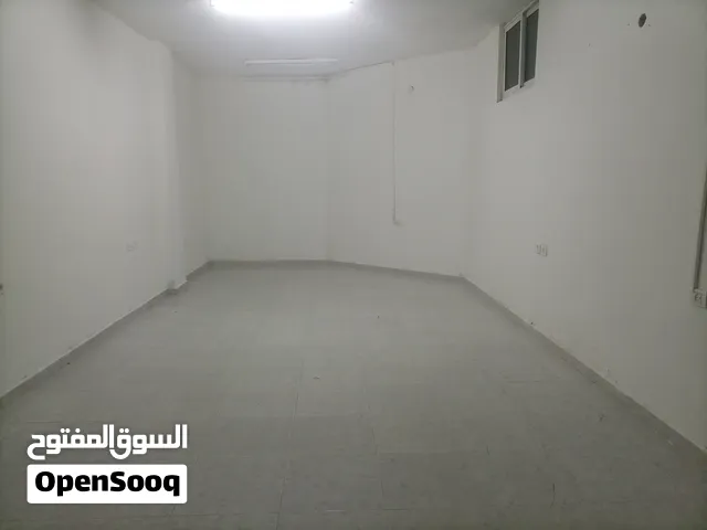 مخازن مستقلة قريبة من الشارع الرئيسي _ سردا