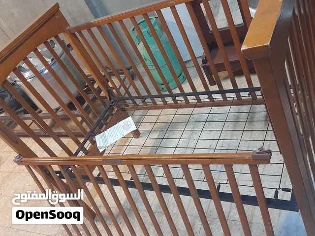 سرير اطفال للبيع ماركه معروفه يفتح من الجنب