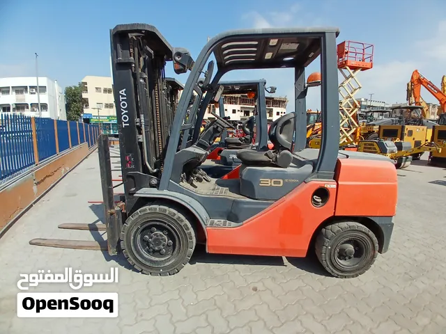 رافعة شوكية للايجار فوركلفت للايجار نظيف forklift