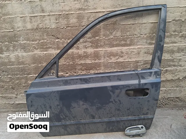 باب سيارة فيرنا مع برواز تابلو