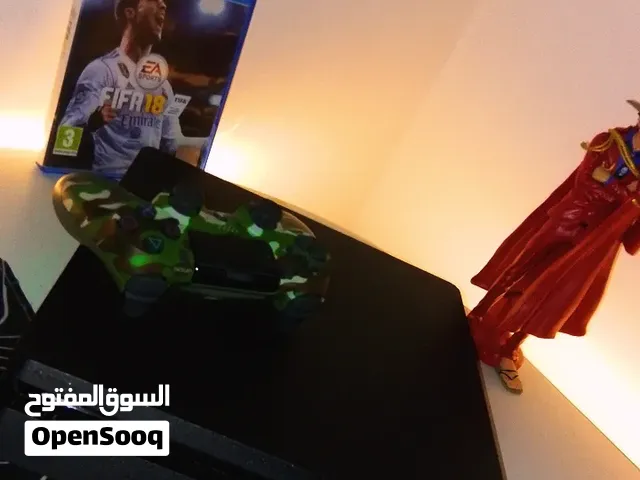بلايستيشن فور سليم مع جهازين و شريطين FIFA17 و Minecraft