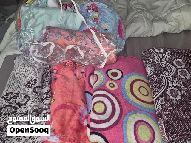 2 كرفايه و2 بطانيه خفيفه مع اغطيه سرير مقاسات مختلفه cotton sheet covers, and blankets