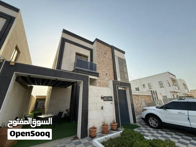 فيلا للبيع بالحليو 2، 5 غرف ماستر، مساحة بناء 3500 قدم2، بسعر 1.7 مليون درهم.
