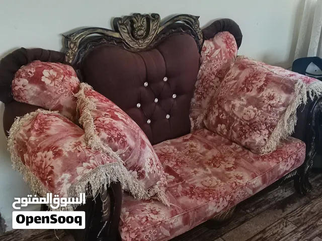 طقم كنب للبيع بسعر مغري جدا خشب زان بحالة جيدة جدا