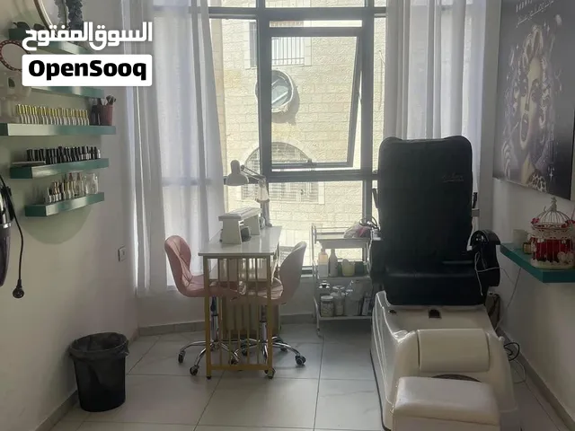 غرفة بشرة وزاوية اضافر وكرسي شعر بمركز تجميل للايجار الشهري