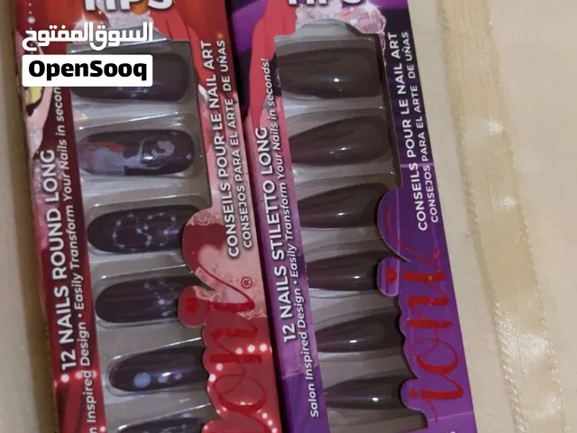 أظافر لاصقة ملونة سادة و برسمات مختلفة هادئة و ملفتة و مميّزة للبيع .. من أميركا ..