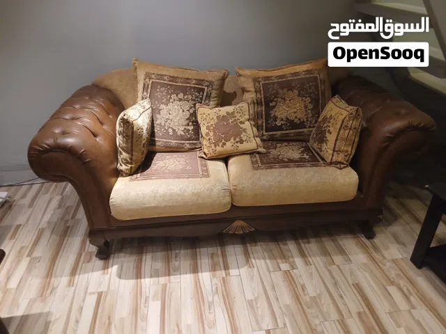 جلسه تتكون من 3 كراسي (شخص،شخصين،ثلاثه اشخاص) فقط 20 دينار وطاوله مكتب مع كمدينو وطاوله صغيره فقط 15