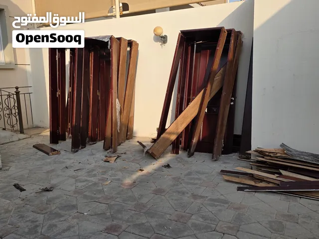 ابواب خشبية مع الفريمات والاقفال مستعملة حالة جيده جدا