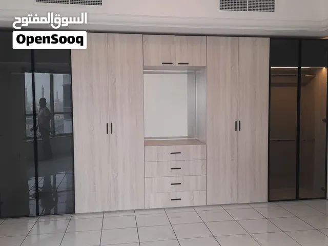 للبيع: خزانة ملابس فاخرة وكبيرة جداً مع أبواب زجاجية وتنظيم إضاءة (تفصيل جديد 6 أشهر)