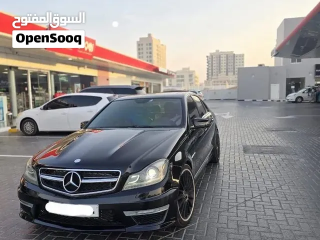 للبيع العاجل سيارة مرسيدس بنز C300 قابلة للتحويل إلى AMG من الأمام والخلف 2011