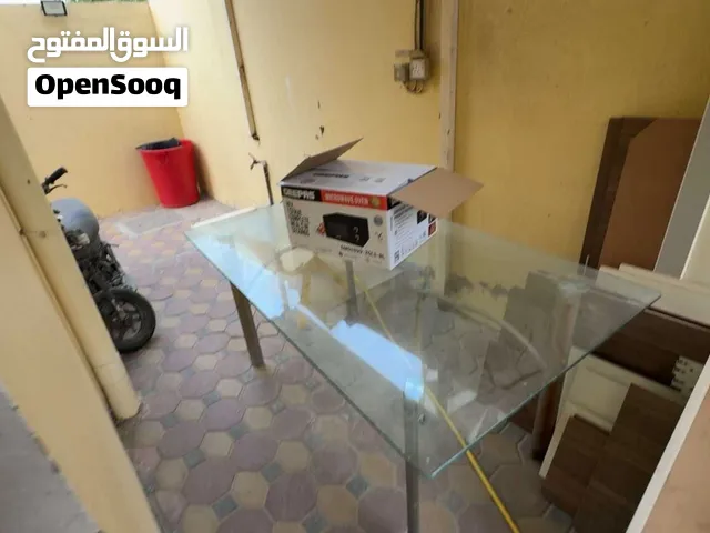 طاولة سطح زجاج ماتشتكي من شي
