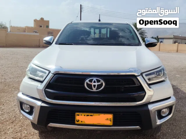 هايلكس 2022 فورويل غمارتين أبيض حاله الوكاله جير اوتوماتيك نظيفه جدا