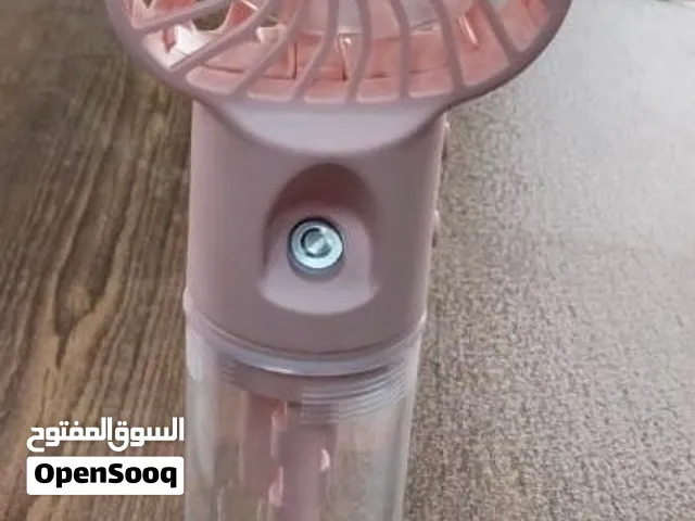 مروحة محمولة باليد مزودة بخزان مياه