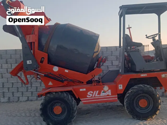 ,شاحنة خلاطة خرسانةسلاايطالي2500لتر. موديل 2009 فورويل عملت 2800 ساعة مواصفات عالية