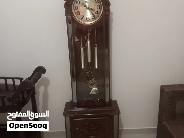 تخت مع كنبايه  وساعه وطاوله