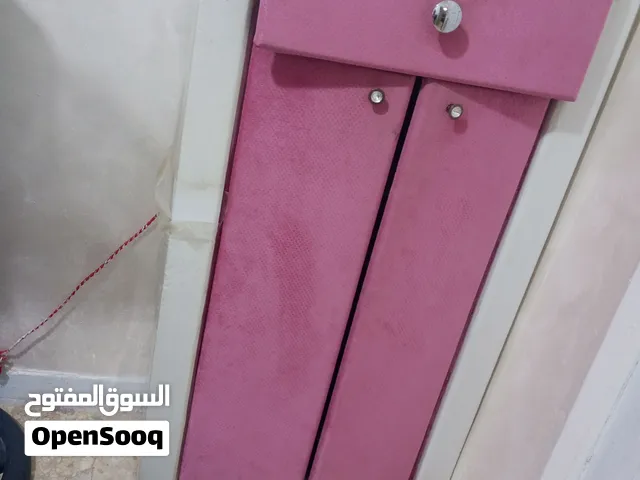 طاولة أحذية مع بفة نفس اللون والتنجيد