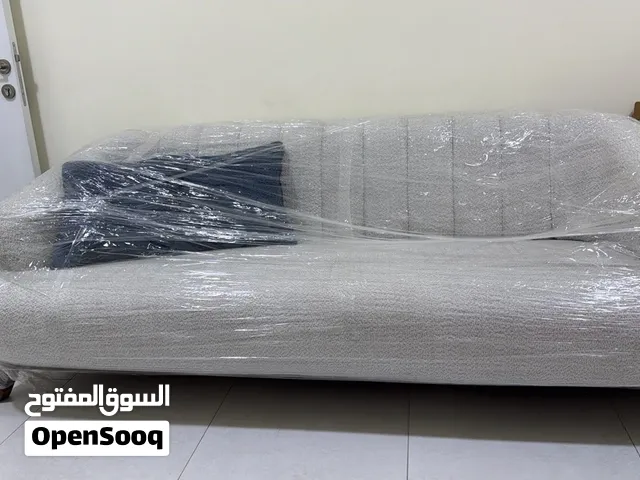 قنفة مودرن 3 قطع جديدة بالنايلون للبيع من راشد هوم ماخذها لون شكري او كريمي مكانها مجمع دار السلام