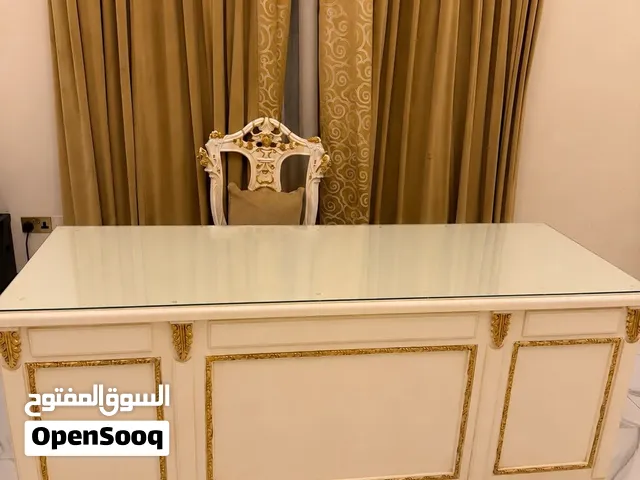 للبيع طاولتين مكتبيه و كرسيين